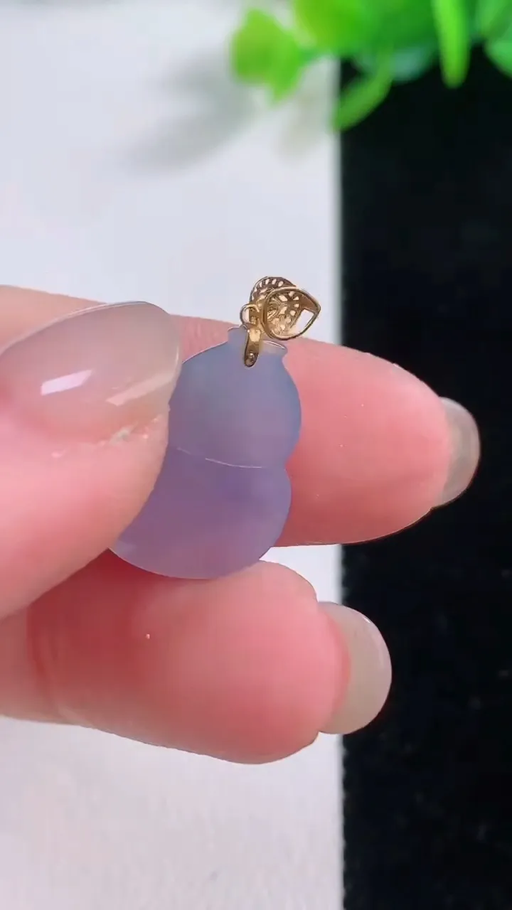 天然A货翡翠种紫罗兰葫芦吊坠，尺寸17-12.6-3.4，重量:1.46g
11月30日