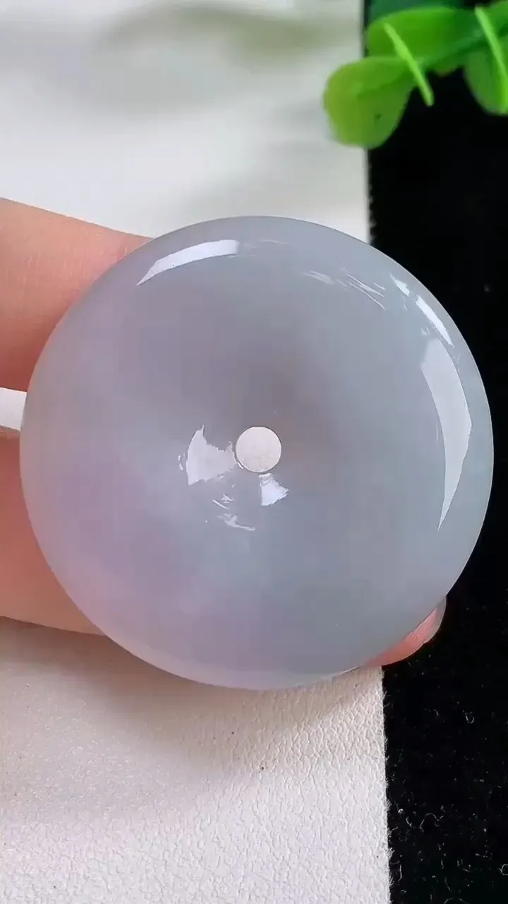 天然A货翡翠平安扣吊坠，尺寸40-6，重:21.03g
11月30日