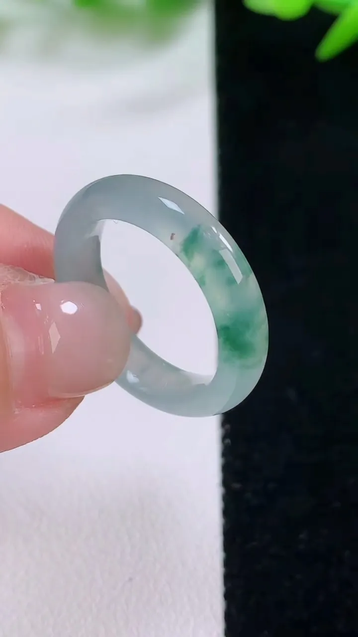 天然A货翡翠冰种飘花指环戒指，尺寸17.8-4.5-3.2，重量:3.31g2025年11月30日
