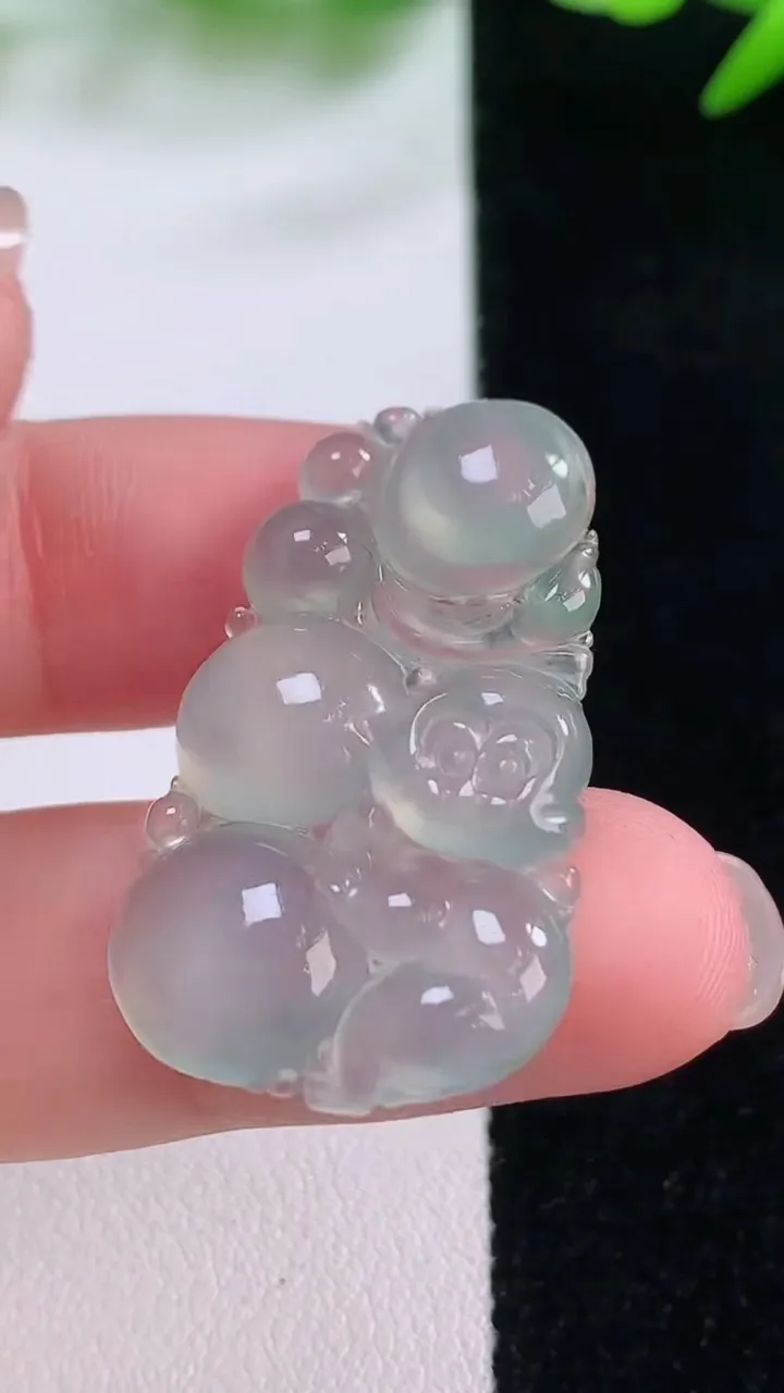 天然A货翡翠生肖猴吊坠，尺寸33.5-20.2-4.9，重量:5.53g
11月30日