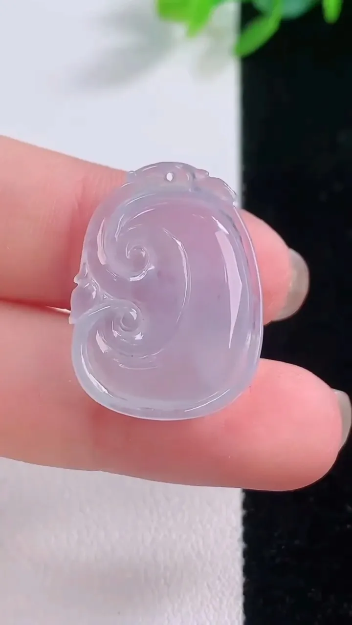 天然A货翡翠如意吊坠，尺寸24.2-17.9-4.4，重量:3.56g
11月30日