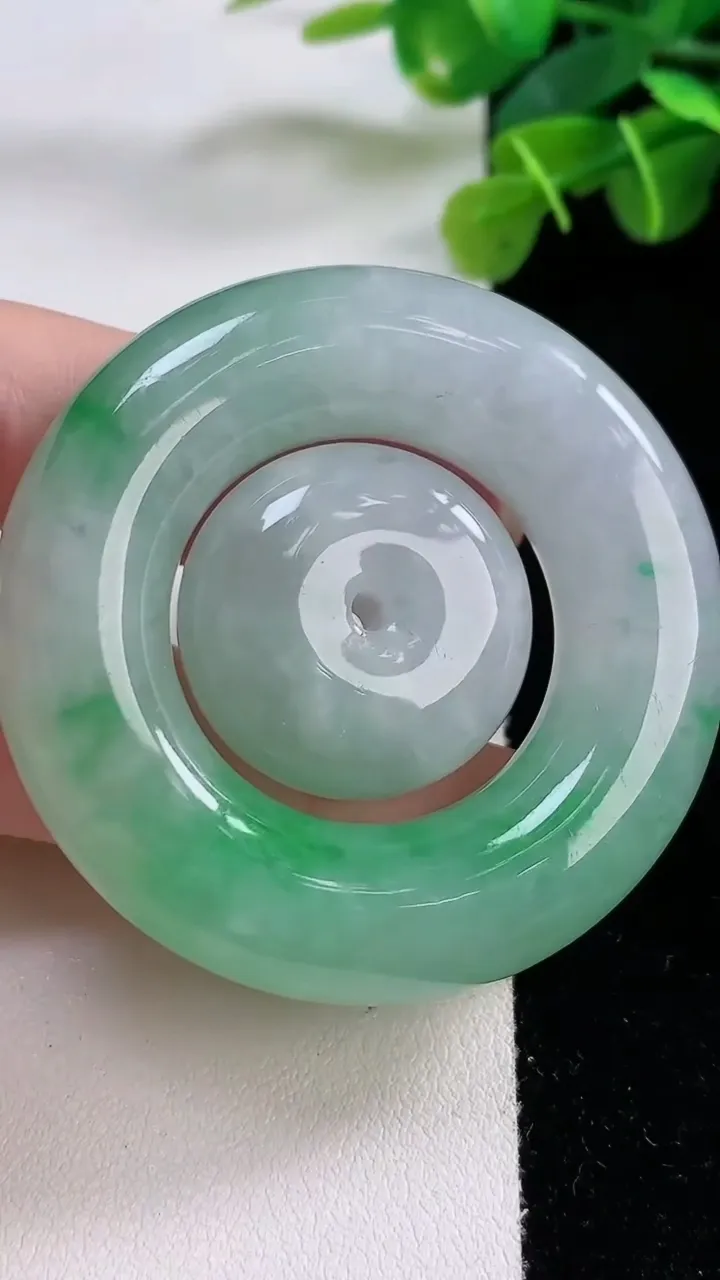 天然A货翡翠母子平安扣吊坠，尺寸51-11-12，重:64.32g
11月30日