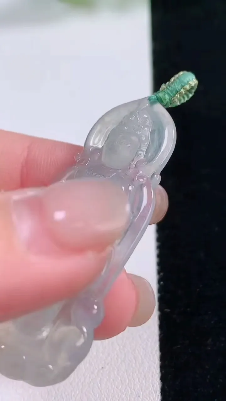 天然A货翡翠观音菩萨吊坠，尺寸48.8-19.7-4.3，重量:6.80g
11月30日
