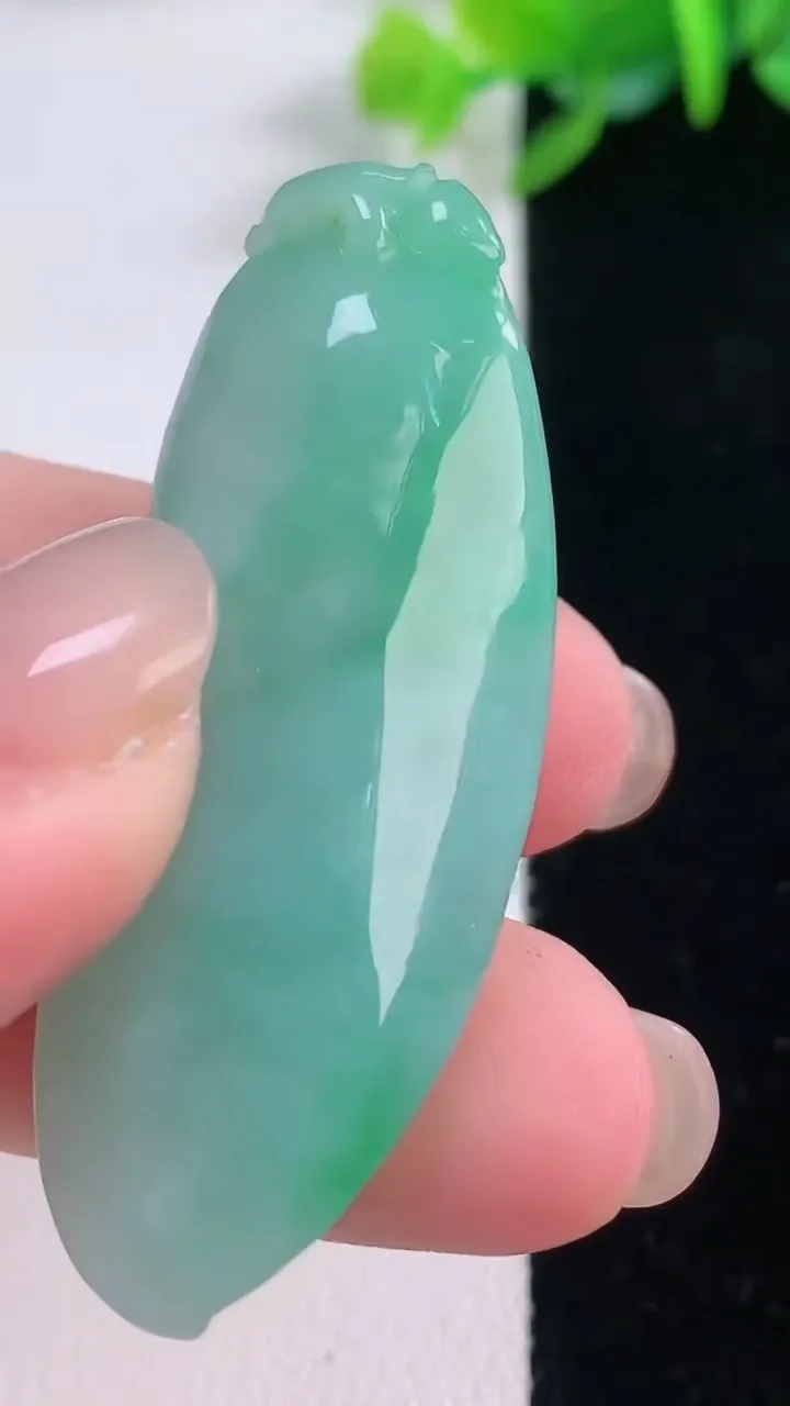 天然A货翡翠福瓜吊坠，尺寸48-18-11.5，重量:17.21g
11月30日