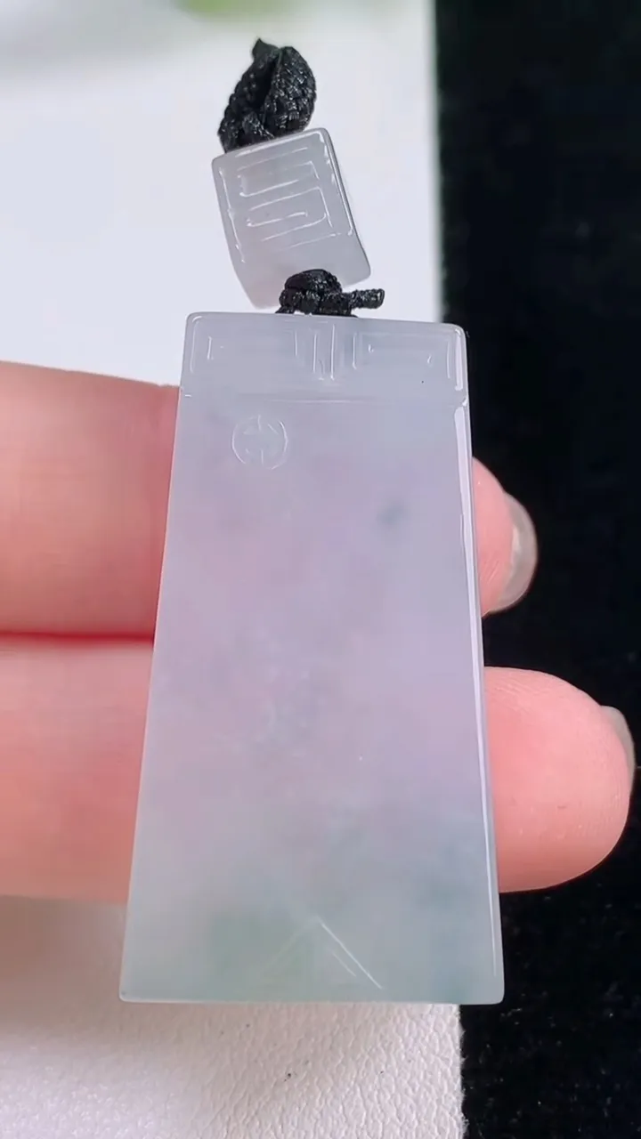 天然A货翡翠冰种飘花仿古无事牌吊坠，尺寸37.6-20-6，重量:12.28g
11月30日