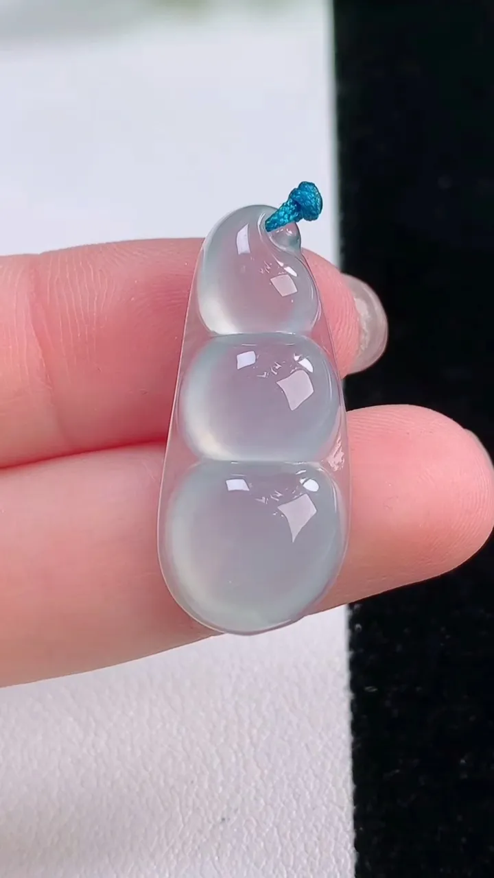 天然A货翡翠福豆吊坠，尺寸30-13.4-5.9，重量:3.88g
11月30日