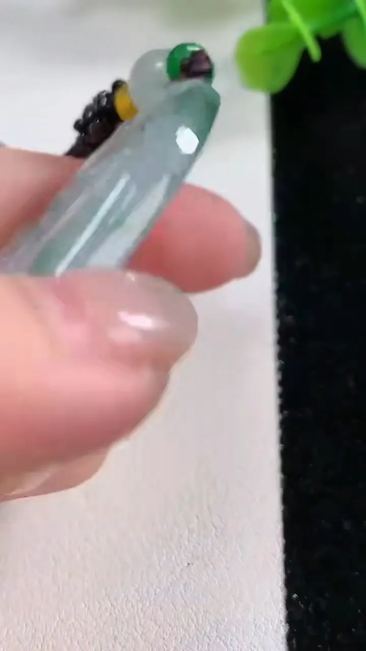 天然A货翡翠牌吊坠，尺寸59-35-5.8，重:25.08g
11月30日