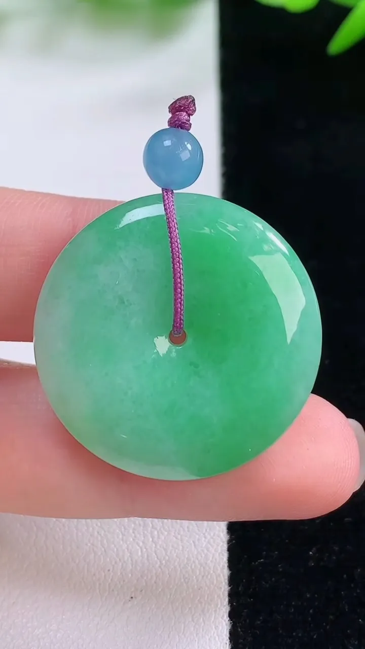 天然A货翡翠平安扣吊坠，尺寸28.2-5.7，重量:10.22g
11月30日