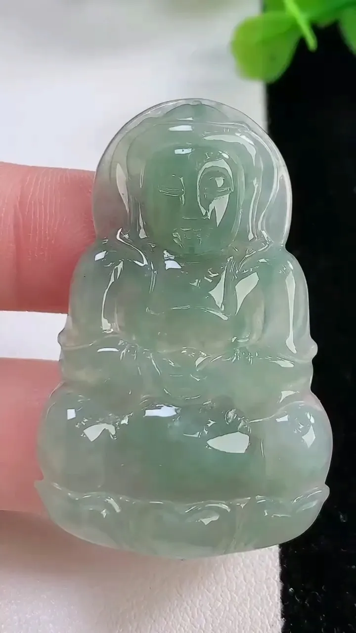 天然A货翡翠观音菩萨吊坠，尺寸46-29.5-4.7，重:10.18g
11月30日