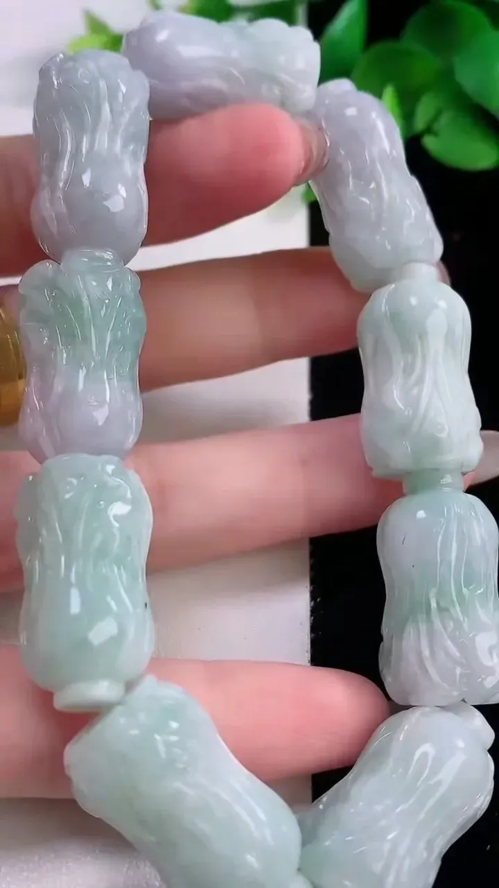 天然A货翡翠白菜手串9颗，尺寸25-12-13.3，重量:78.38g11月30日
工厂直销收藏佳品,种好水足，色泽均匀，有种有色，上手高大气！