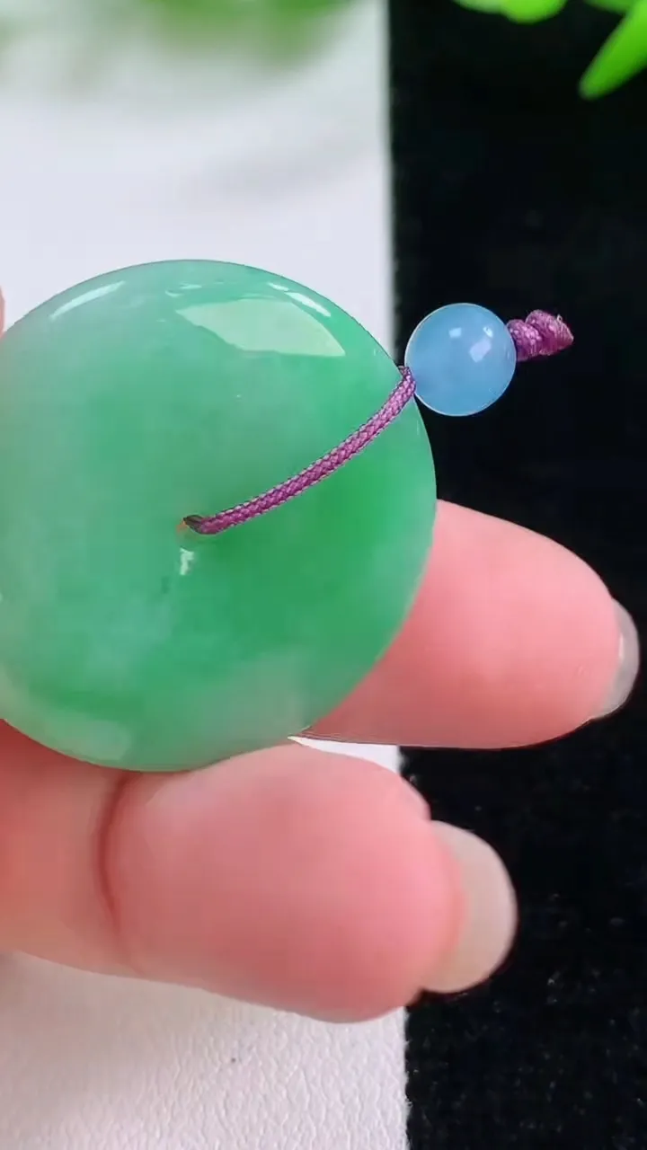 天然A货翡翠平安扣吊坠，尺寸28.2-5.7，重量:10.22g
11月30日