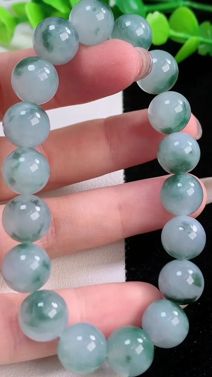 天然A货翡翠飘花圆珠手串，尺寸10.7-18颗，重量:36.41g11月30日
工厂直销收藏佳品,种好水足，色泽均匀，有种有色，上手高大气！