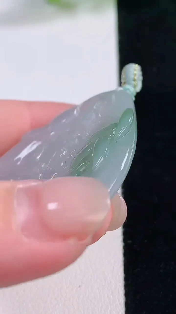 天然A货翡翠冰种飘花大势至菩萨吊坠，尺寸44.7-36.4-5.5，重量:17.58g
11月30日