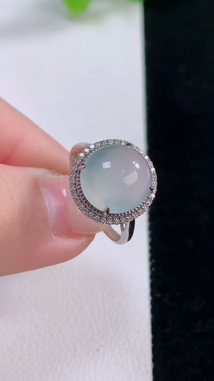 天然A货翡翠种白冰蛋面戒指，尺寸17.4-11-10.3-8.3，重量:2.54g2025年11月3