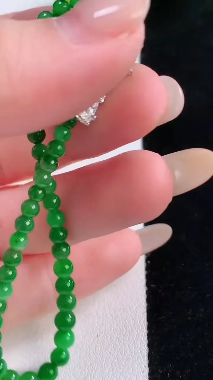 天然A货翡翠小米珠手串，尺寸3.3-46颗，重量:4.58g11月30日
工厂直销收藏佳品,种好水足，色泽均匀，有种有色，上手高大气！