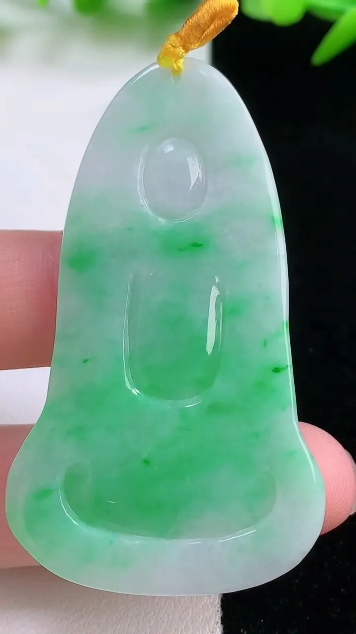 天然A货翡翠观音菩萨吊坠，尺寸56.3-33.3-4.7，重量:17.40g
11月30日