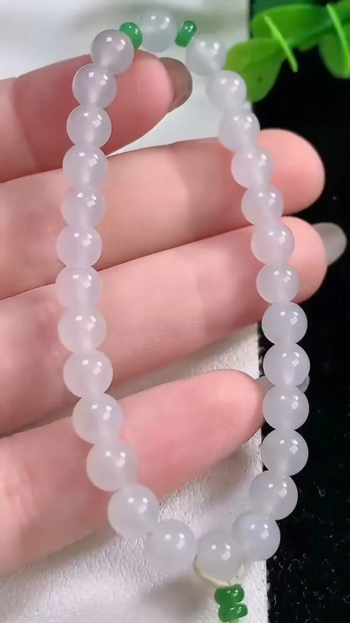 天然A货翡翠种白冰圆珠手串，尺寸6.2，重:11.20g11月30日
工厂直销收藏佳品,种好水足，色泽均匀，有种有色，上手高大气！