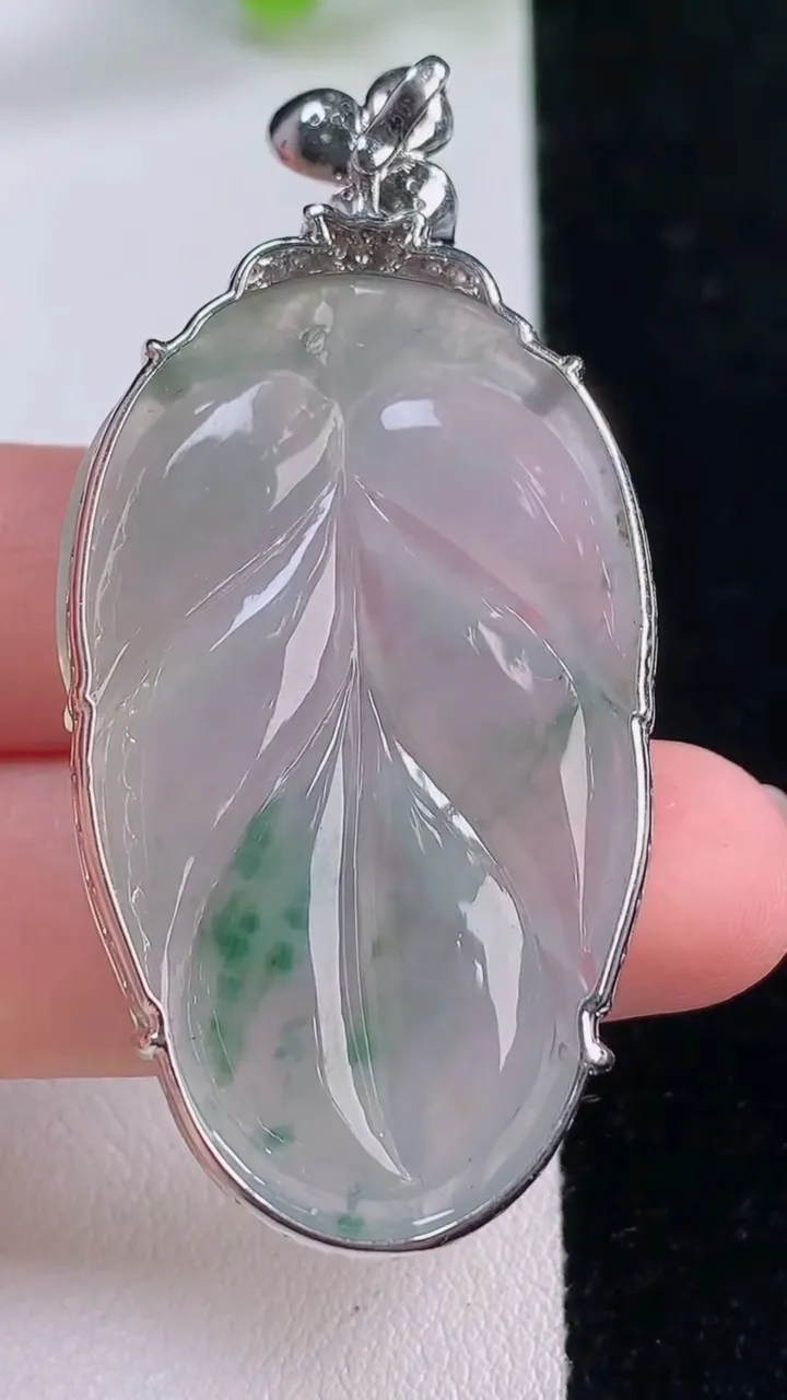 天然A货翡翠种飘花金枝玉叶 叶子吊坠，尺寸55-44-27.7-6.8，重量:12.53g
11月30日