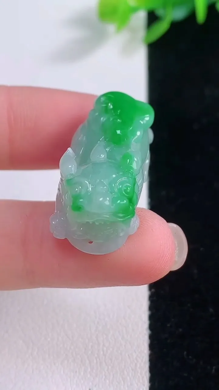 天然A货翡翠貔貅吊坠，尺寸28.5-13.4-11，重量:9.73g
11月30日