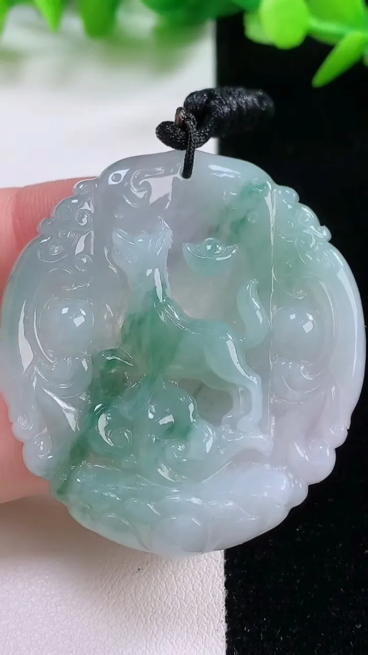 天然A货翡翠生肖狗吊坠，尺寸46.7-42.8-5.5，重量:17.92g
11月30日