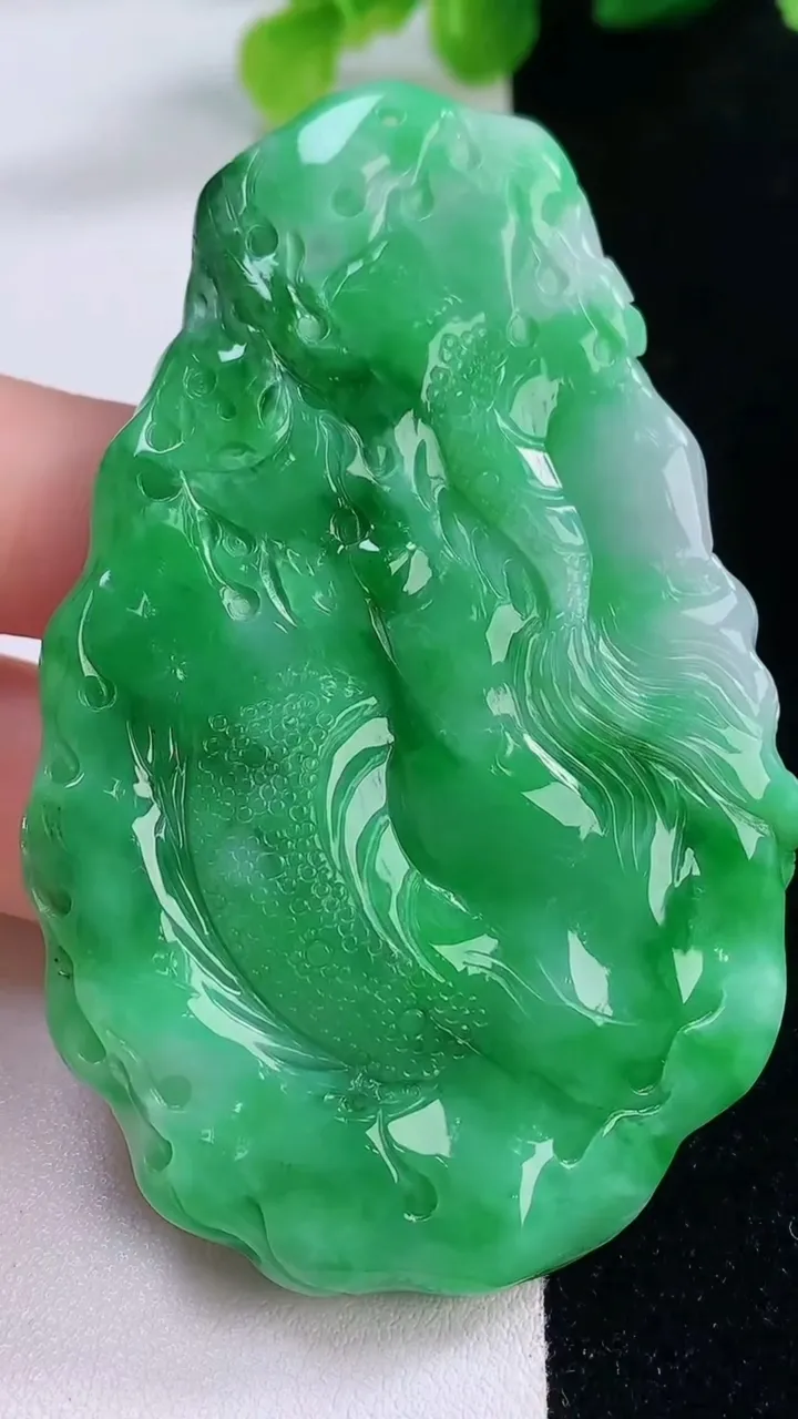 天然A货翡翠龙牌吊坠，尺寸72.7-47-7.2，重量:49.91g
11月30日