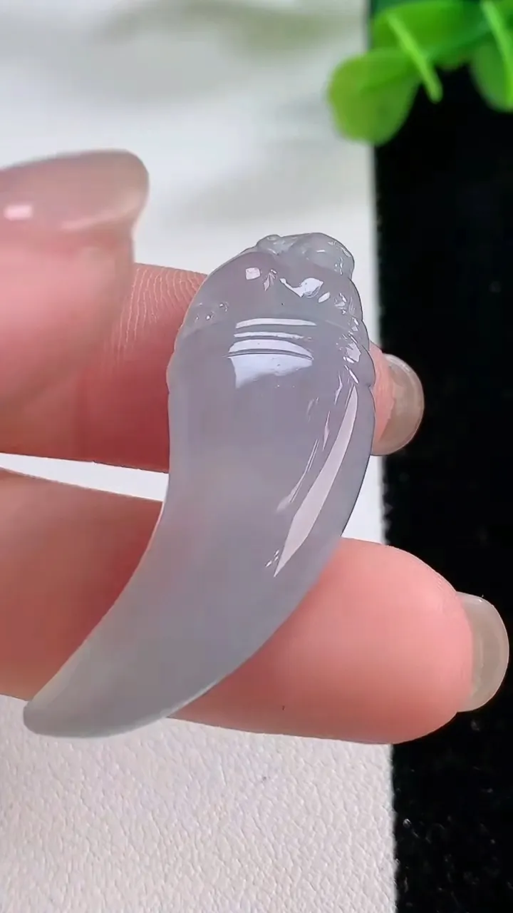 天然A货翡翠龙牙吊坠，尺寸40-15-5.8，重:6.67g
11月30日