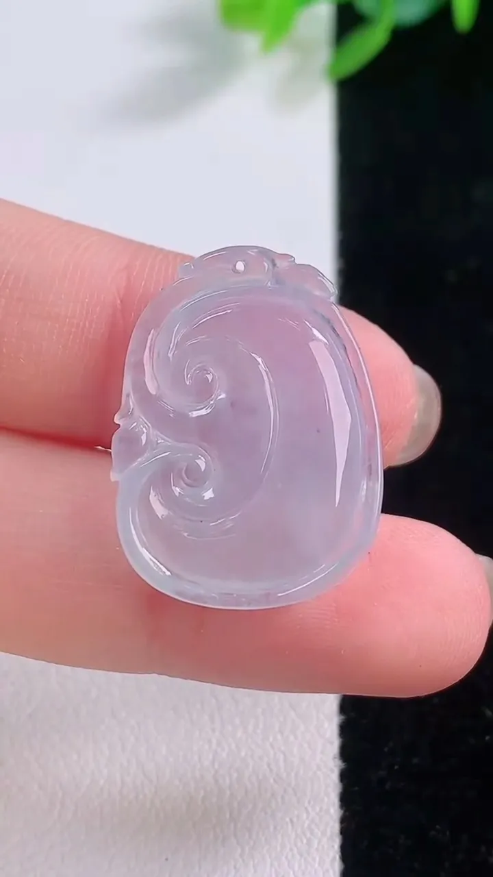 天然A货翡翠如意吊坠，尺寸24.2-17.9-4.4，重量:3.56g
11月30日