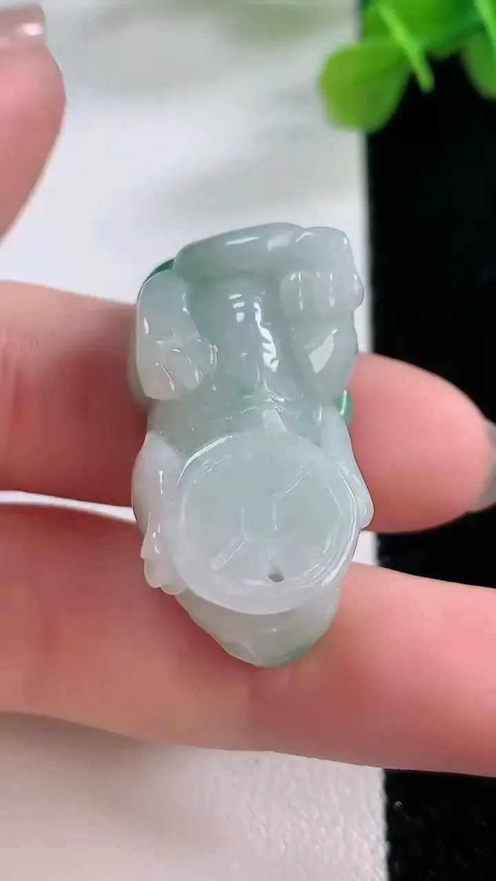 天然A货翡翠貔貅吊坠，尺寸35-18-12，重:14.00g
11月30日