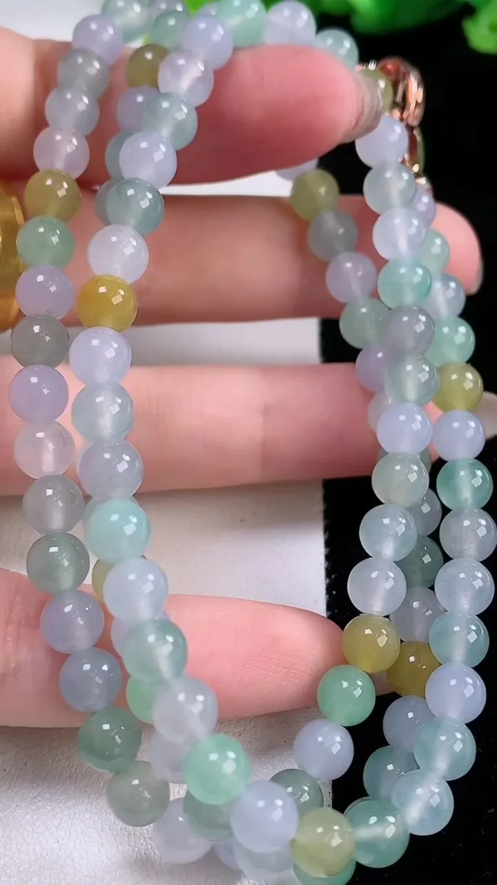 天然A货翡翠冰种三彩圆珠项链，尺寸5.8-108颗，重量:41.91g
11月30日