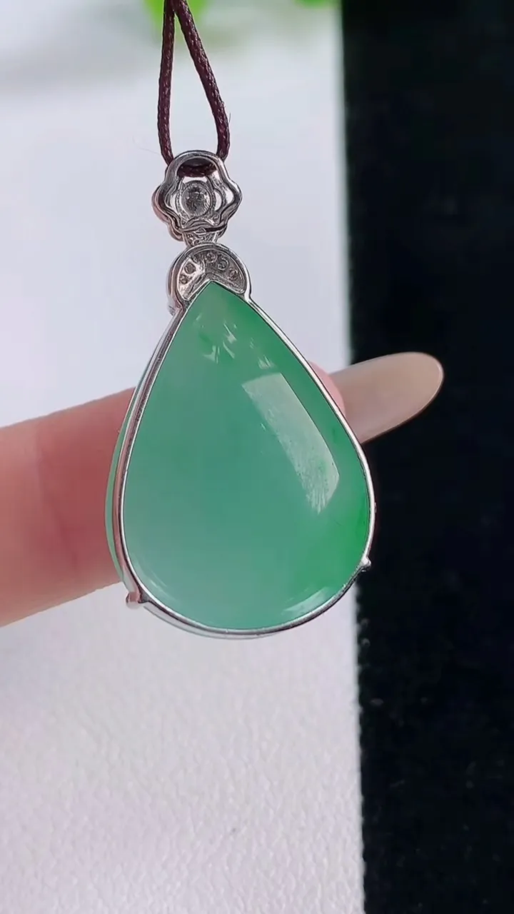 天然A货翡翠水滴吊坠，尺寸32-23.7-17.7-7，重量:6.37g
11月30日