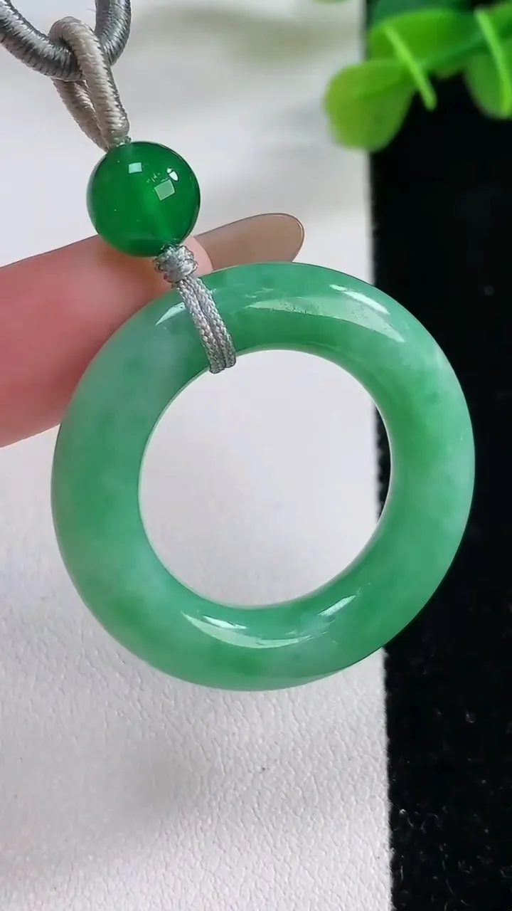天然A货翡翠平安环吊坠，尺寸34.3-6.6，重:10.04g
11月30日