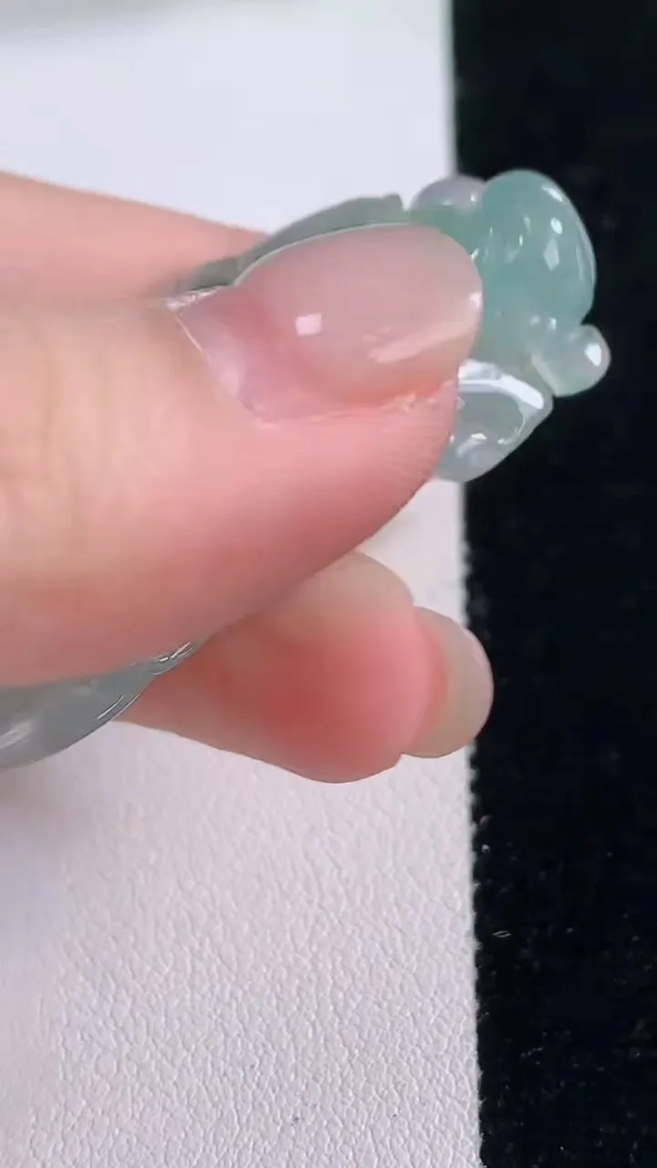 天然A货翡翠貔貅吊坠，尺寸45.5-22.2-11.5，重量:24.47g
11月30日