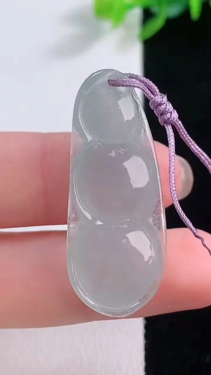 天然A货翡翠福豆吊坠，尺寸37.3-15-5.3，重量:4.98g
11月30日