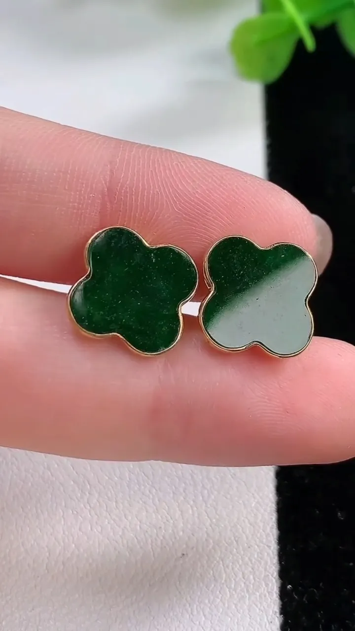 天然A货翡翠平安扣吊坠，尺寸31-5.8，重:11.49g
11月30日