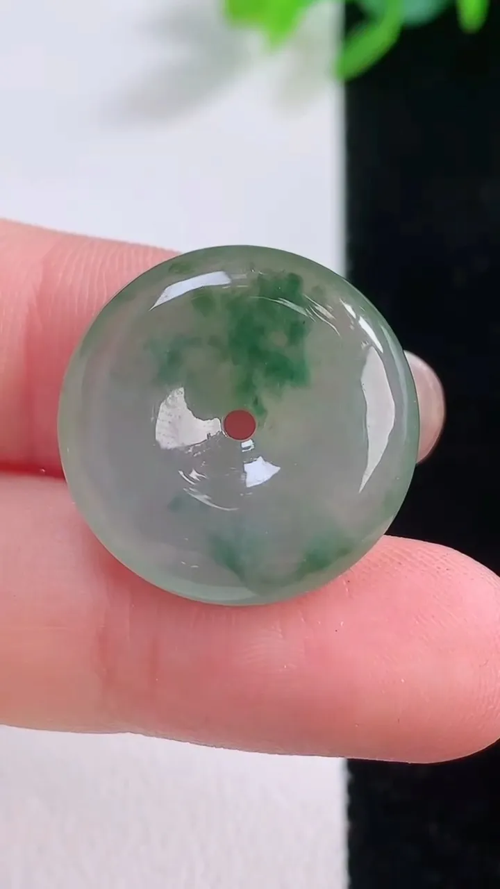 天然A货翡翠冰种飘花平安扣吊坠，尺寸20.7-5.2，重量:4.56g
11月30日