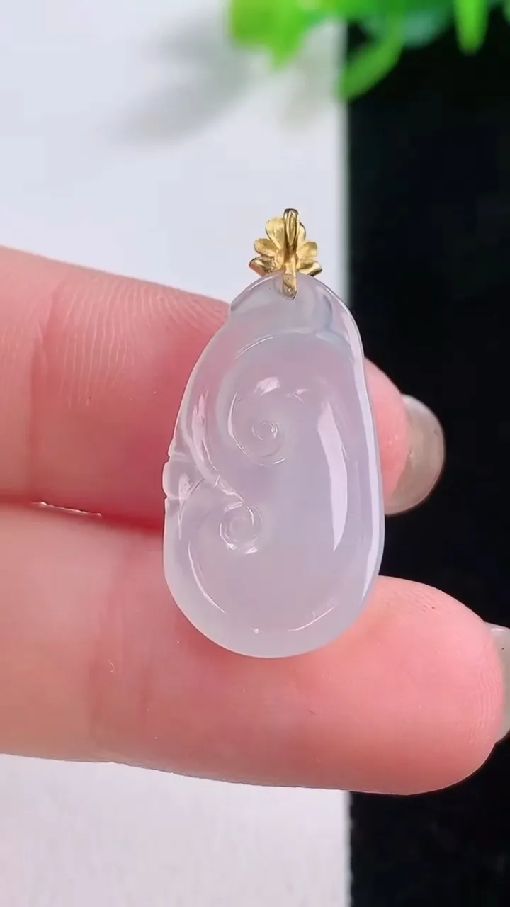 天然A货翡翠种白冰如意吊坠，尺寸21.7-12.6-3.8，重量:1.61g
11月30日
