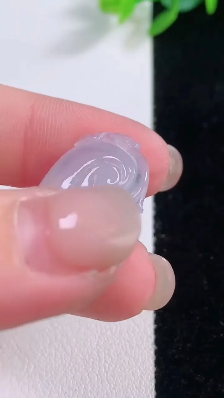 天然A货翡翠如意吊坠，尺寸24.2-17.9-4.4，重量:3.56g
11月30日