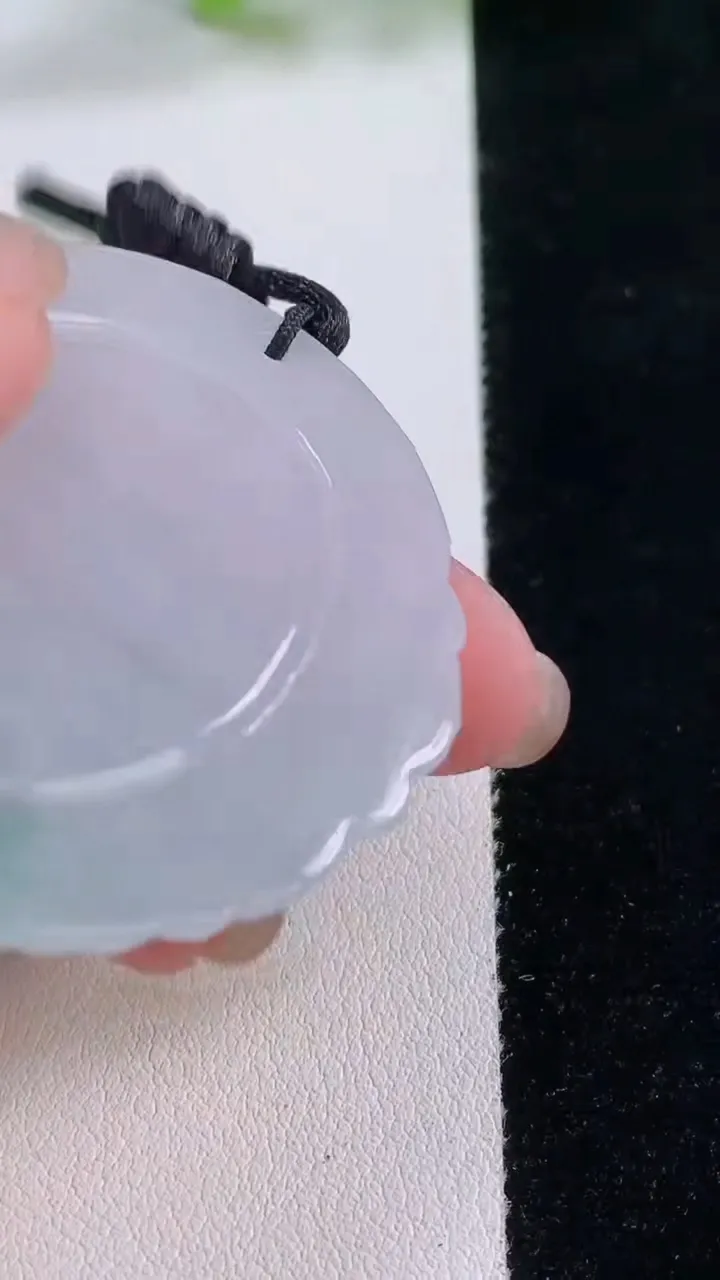 天然A货翡翠冰种飘花阿弥陀佛吊坠，尺寸48.7-45.3-5.4，重量:23.83g
11月30日