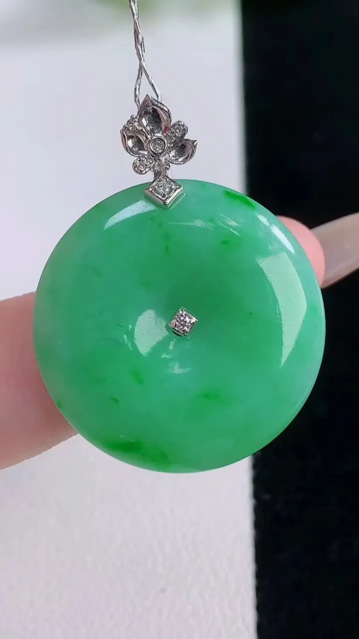 天然A货翡翠平安扣吊坠，尺寸25.6-4.9，重量:7.71g
11月30日