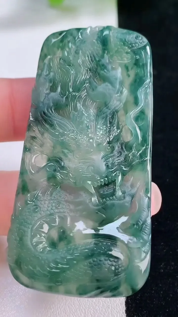 天然A货翡翠冰种飘花龙牌吊坠，尺寸62.6-29.8-5.9，重量:23.04g
11月30日