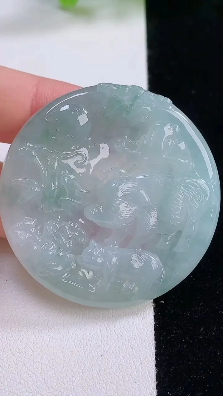 天然A货翡翠生肖猪吊坠，尺寸46.5-5.8，重量:27.29g
11月30日