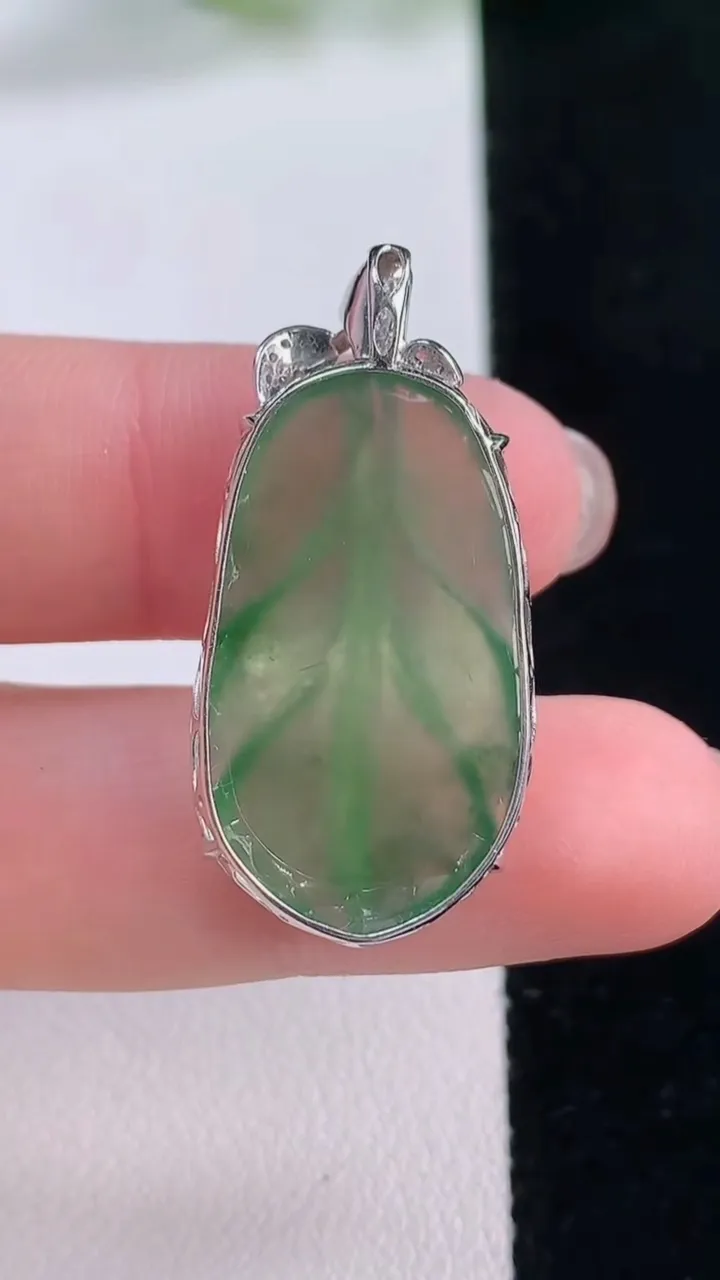 天然A货翡翠金枝玉叶 叶子吊坠，尺寸27.3-16.2-6，重量:4.57g
11月30日