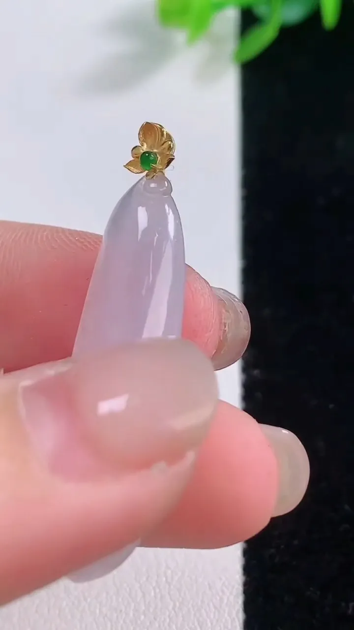 天然A货翡翠种白冰福瓜吊坠，尺寸34.5-10-5.3，重量:3.78g
11月30日