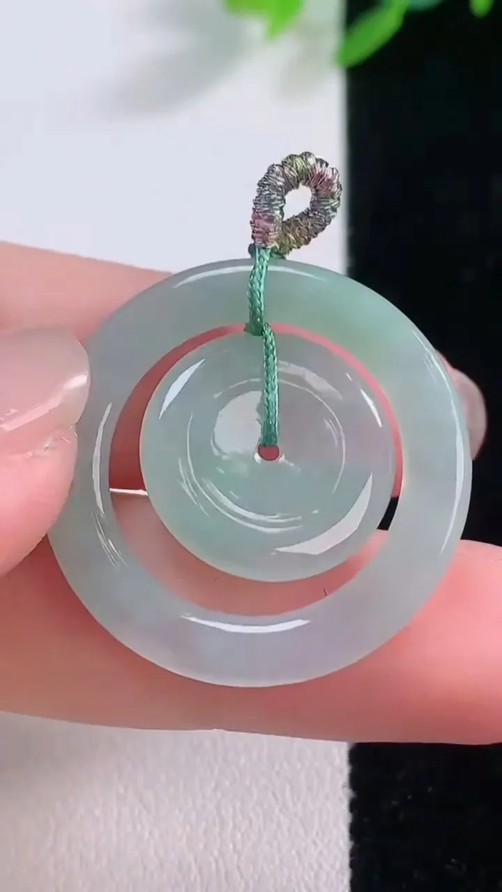 天然A货翡翠母子平安扣吊坠，尺寸28-2.7，重量:4.15g
11月30日