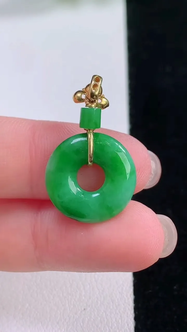 天然A货翡翠平安环吊坠，尺寸16.3-3.2，重量:2.40g
11月30日