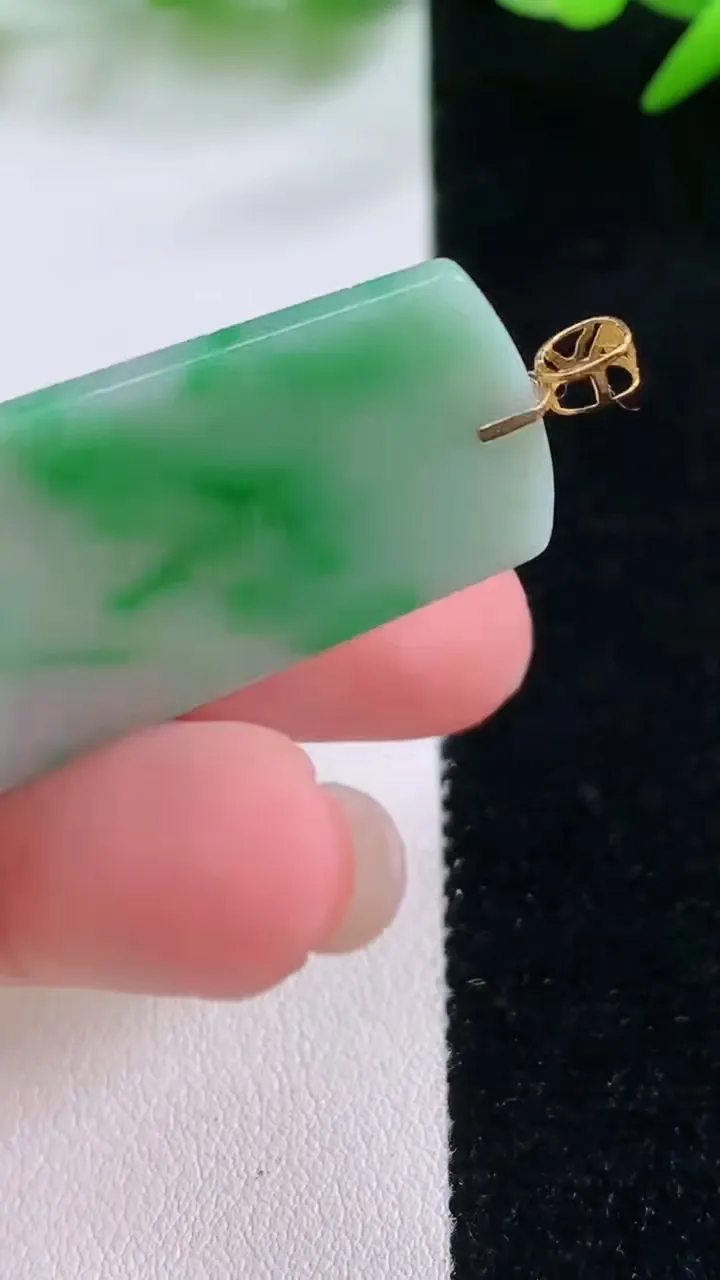 天然A货翡翠无事牌吊坠，尺寸38.7-21-2.3，重量:6.08g
11月30日