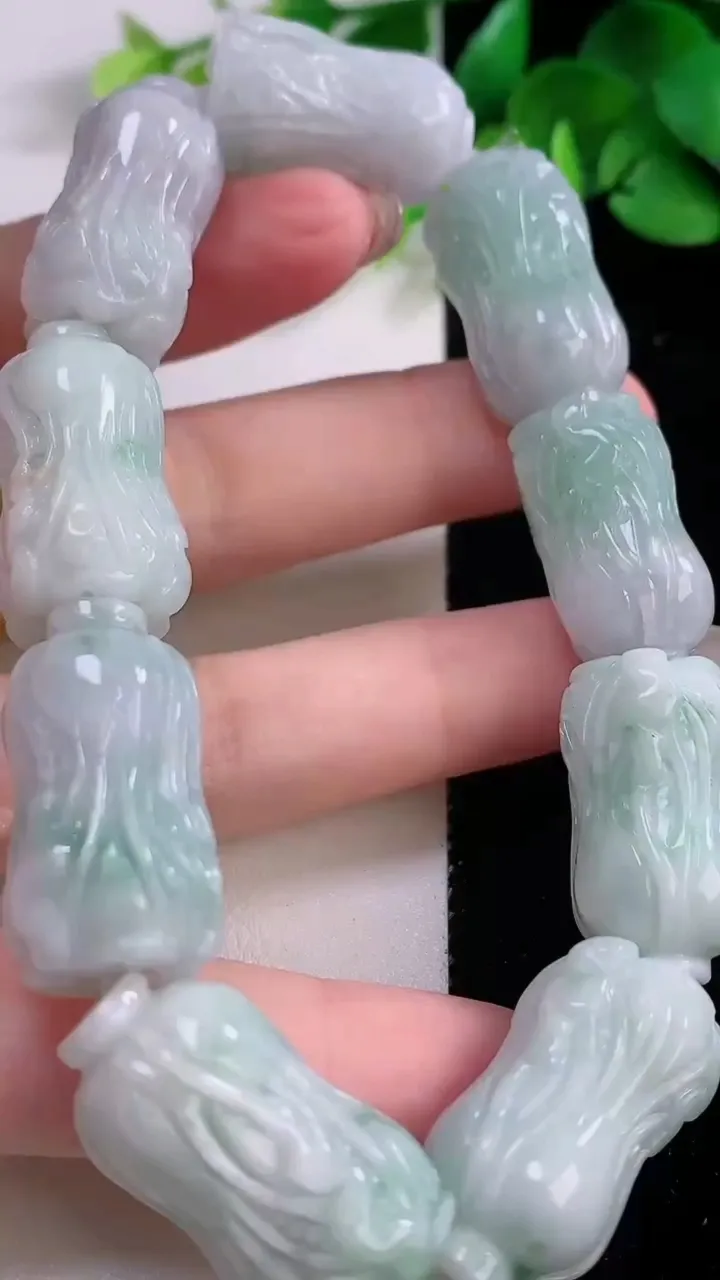 天然A货翡翠白菜手串9颗，尺寸25-12-13.3，重量:78.38g11月30日
工厂直销收藏佳品