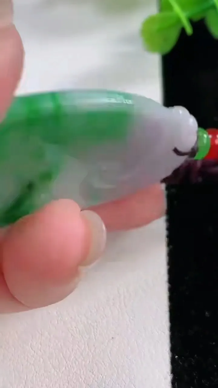 天然A货翡翠如意吊坠，尺寸49-36-5.5，重:16.57g
11月30日