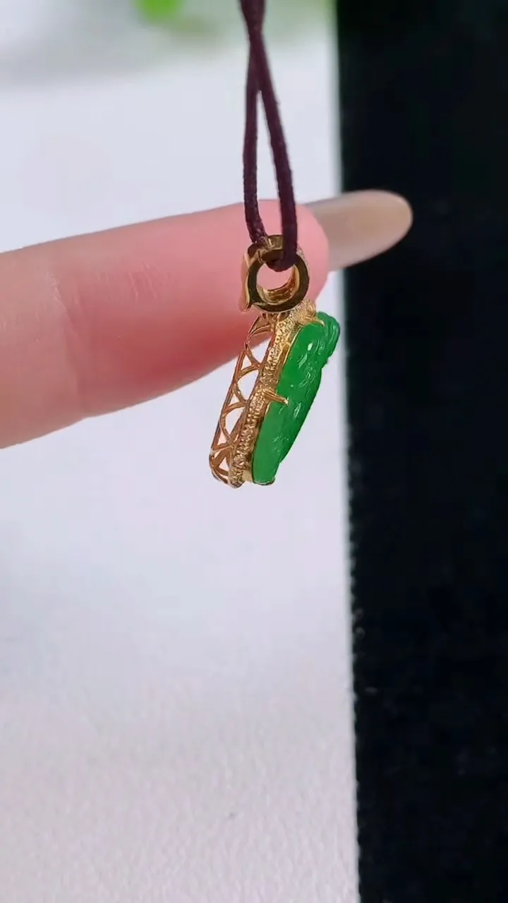天然A货翡翠佛公吊坠，尺寸17-16.6-4.3，裸石9-14.9重量:1.40g
11月30日