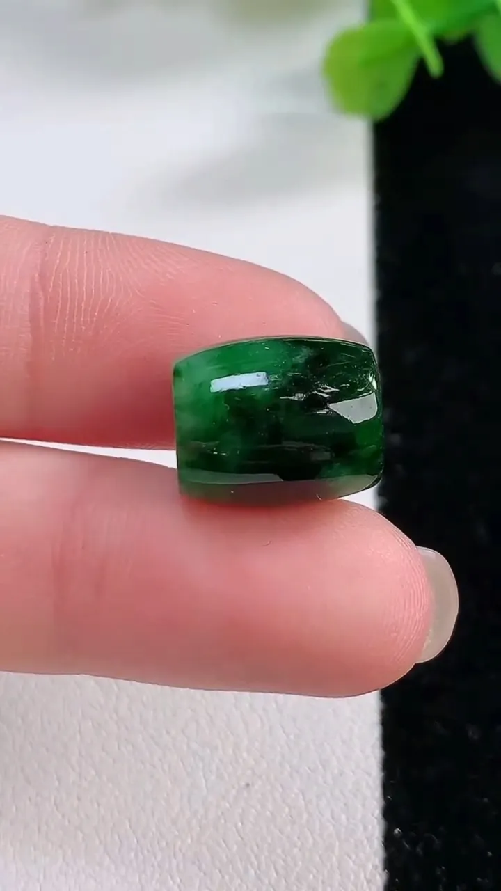 天然A货翡翠路路通吊坠，尺寸13.5-11.6，重:2.16g
11月30日